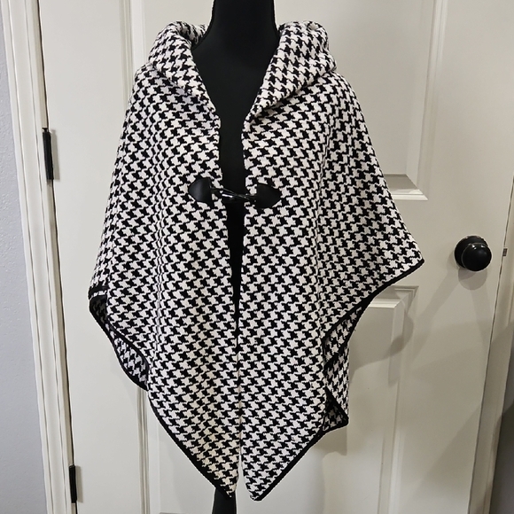 AKIRA Jackets & Blazers - AKIRA Black and White Houndstooth Cape